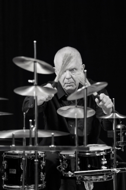 Porträt von Reto Hänny Schlagzeug spielend fotografiert von Andreas Zimmermann
