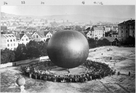 Eduard Spelterini mit seinem Ballon bei der Kaserne Zürich vor dem Abheben.
