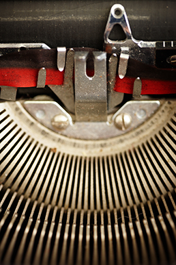 Nahaufnahme der Typenbügel und des Farbbandes einer alten mechanischen Schreibmaschine