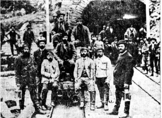 Groupe d’ouvriers devant le tunnel ferroviaire du Gothard en 1880 environ, photographe inconnu, La conquête des alpes par le chemin de fer, in : Le Nouvelliste 52e année, no.47 du 26 / 27 février 1955, p. 6