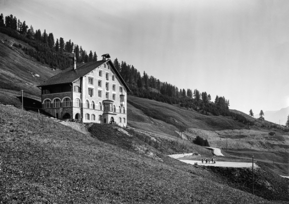 Aussenansicht des Kinderheims Belmunt in St. Moritz mit spielenden Kindern auf dem Platz vor dem Haus. Foto Gebrüder Wehrli 1912.