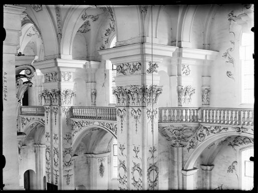 Klosterkirche St. Urban, Wandpfeiler und Emporen mit Stuckdekoration des Wessobrunner Meisters Franz Schmutzer, Foto Archiv Josef Zemp, vor 1910.