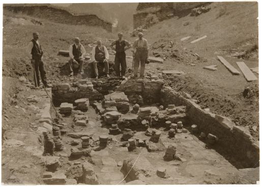 Promontogno, Castelmur, Ausgrabungen bei der Lan Müraia mit dem Grabungsteam, Foto C. Ganzoni, 1927.