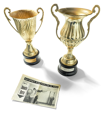 Die Titelseite von «Lo sport illustrato» mit der Frage «Chi è Donata Berra?» und die zwei imposanten Pokale, die Donata Berra beim nationalen italienischen Wettkampf in Messina 1963 gewonnen hat. 