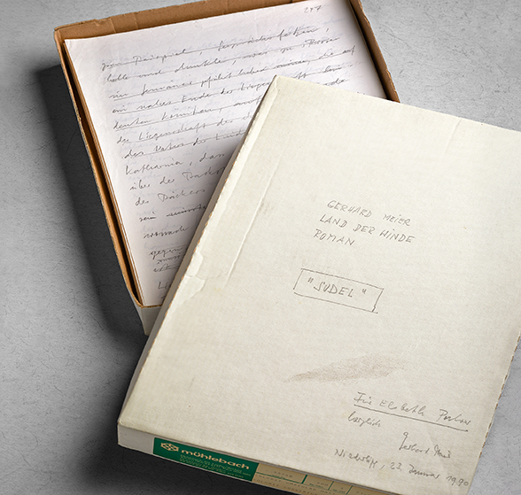 Das Manuskript «Land der Winde» von Gerhard Meier und die Schachtel mit der Widmung für Elsbeth Pulver.