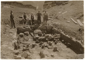 Promontogno, Castelmur, fouilles à proximité de Lan Müraia avec, en arrière-plan, l'équipe de fouille, photographie C. Ganzoni, 1927.