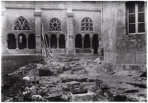 Abbaye cistercienne d'Hauterive, fouilles face à l'aile est du cloître, photographie Frédéric Broillet, 1910.