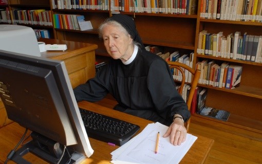 Silja Walter working at the computer in her study