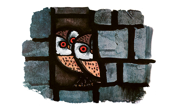 Un couple de chouettes aux grands yeux rouges regardent à travers une étroite ouverture laissée dans un mur de pierres gris.