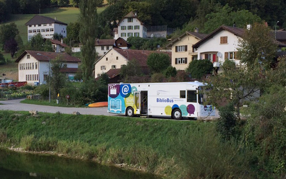 Bibliobus de l'Université populaire jurassienne (UP)