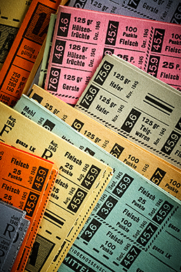La photographie montre pêle-mêle des titres de rationnement fédéraux (1939-1948) de différentes couleurs. Ces derniers affichent les quantités de denrées qui peuvent être obtenues (viande, légumineuses, avoine, orge, pâtes).