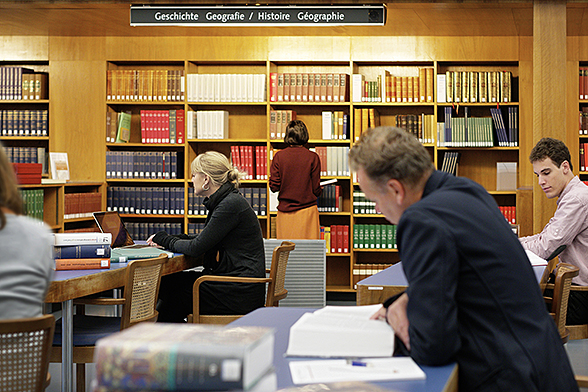 Places de travail dans la grande salle de lecture de la Bibliothèque nationale suisse.