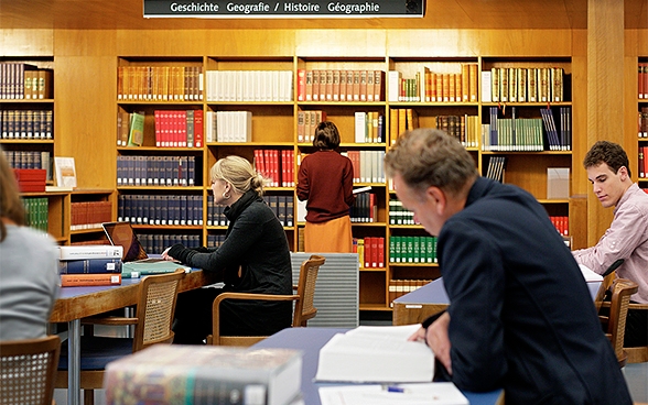 Des places de travail gratuites à la Bibliothèque nationale suisse.