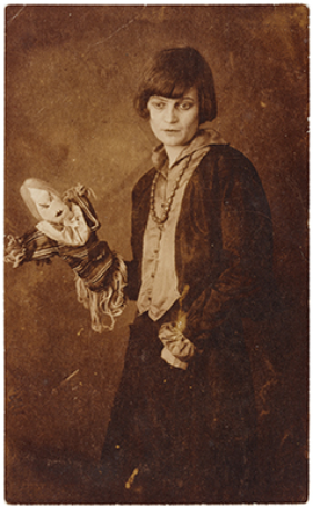 «Emmy Hennings con bambola dadaista», Zurigo 1916. Biblioteca nazionale svizzera, Archivio svizzero di letteratura. Fondo Hennings/Ball.
