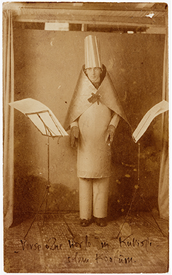 «Hugo Ball in costume cubista», Zurigo 1916. Biblioteca nazionale svizzera, Archivio svizzero di letteratura. Fondo Hennings/Ball.