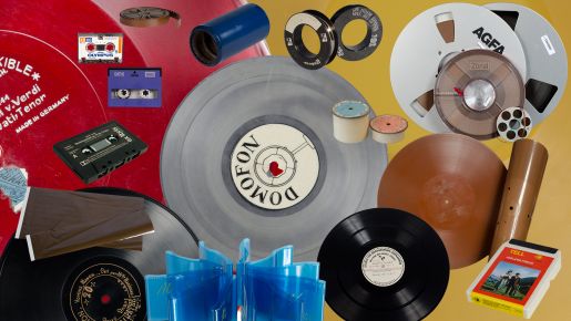 Immagine contenente numerosi esemplari di vari supporti sonori (dischi, musicassette, cilindri, nastri magnetici, fili magnetici ecc.) della Fonoteca nazionale svizzera.