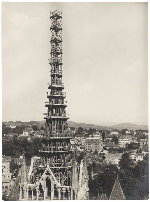 Losanna, cattedrale, impalcatura per il restauro e il rifacimento della copertura del tiburio, fotografia André Kern, 1927.