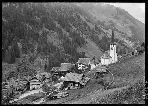 Spiringen, veduta del paese con la chiesa S. Michele, fotografia E. Hahn, 1912.