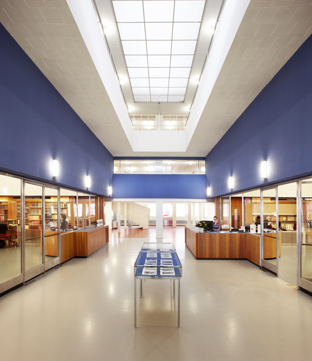 Foyer tra la sala informazioni e la sala di lettura