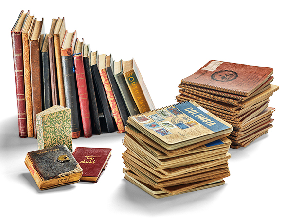 Stapel und Reihen von Heften und Büchern unterschiedlichen Formats und Aussehens